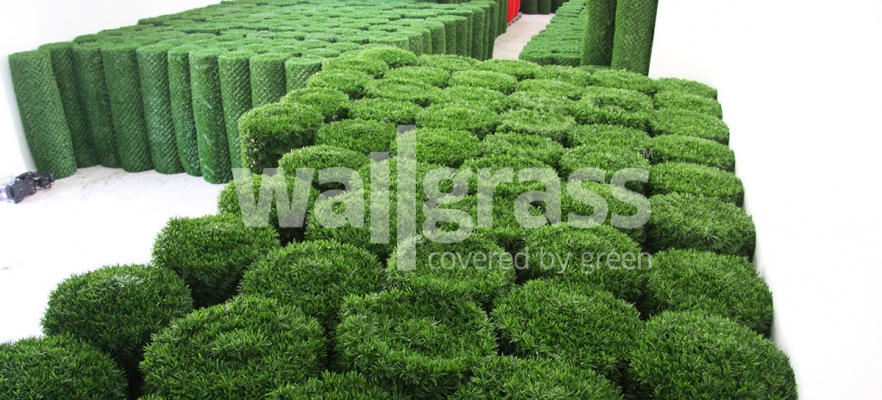 10 Reasons to Have a Fake Grass Wall 